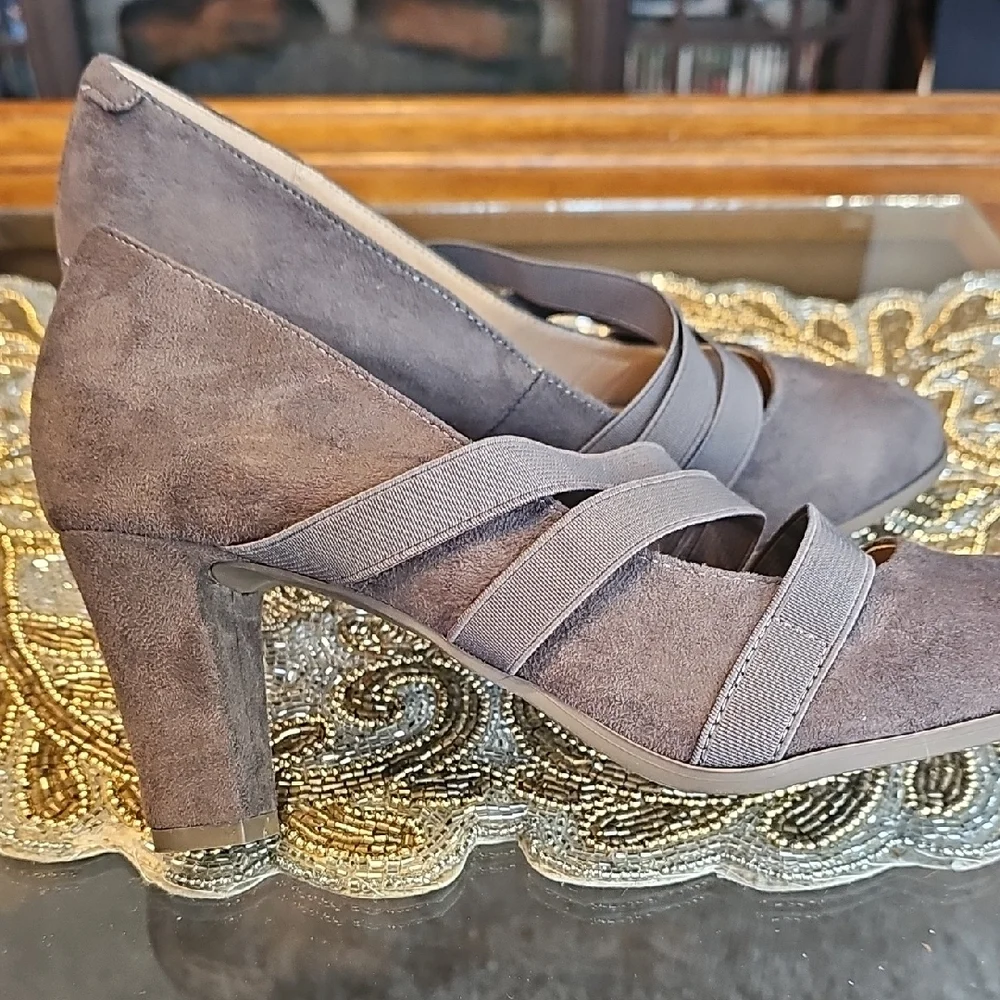 Journee Collection Suede Gray Heels - Picture 4 of 9